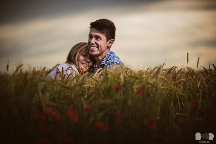 Rural engagement session: Wheat, poppies and a rural engagement in Lleida