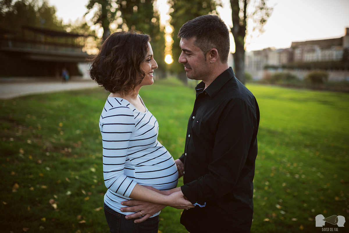 Fotografia de l'embaras a Lleida, Barcelona, Tarragona i Girona. Fotograf de familia i de nens. Sessió d'embaràs. Sesión de embarazo, embarazada